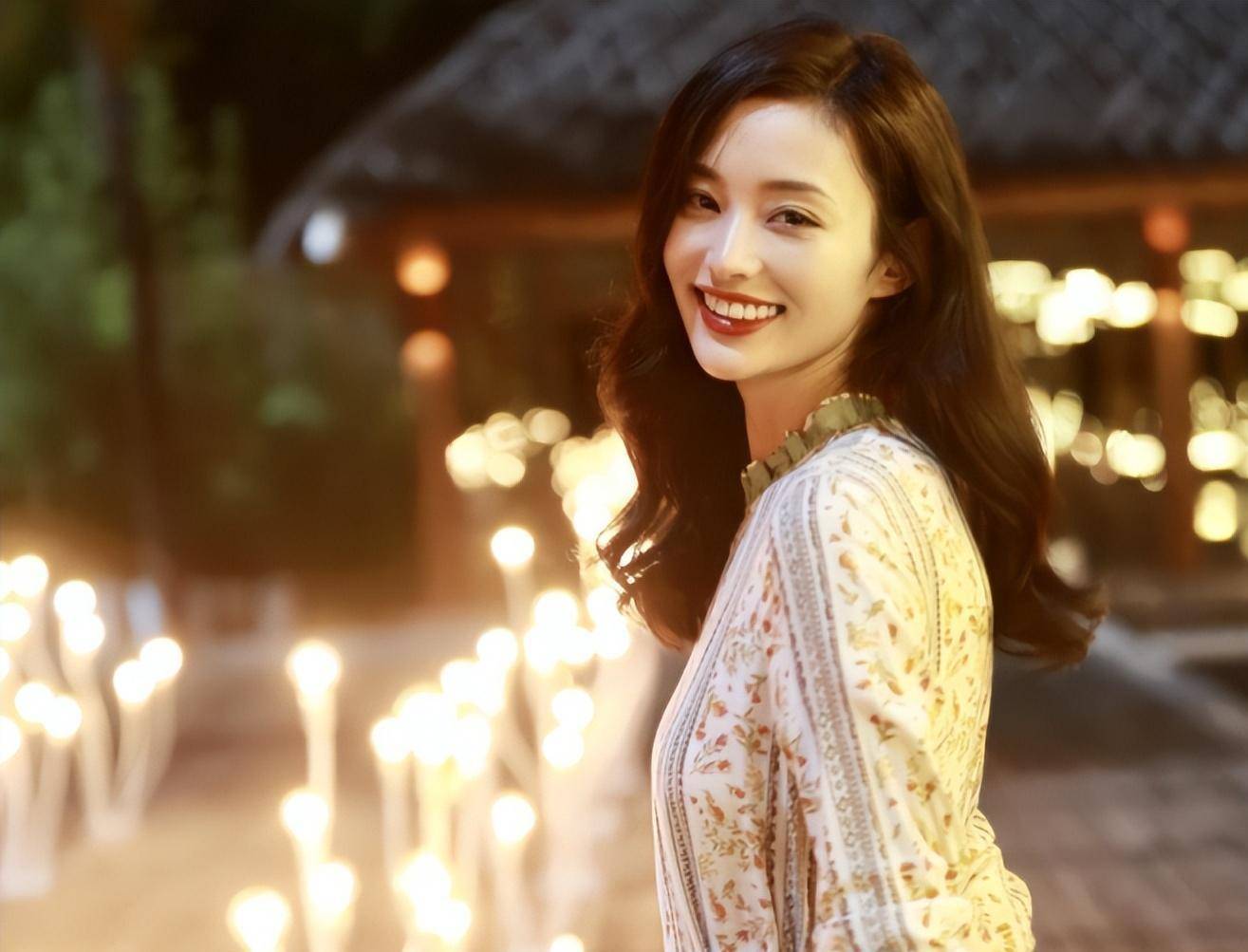 与小14岁女星深夜聚餐,包厢打情骂俏靠头耳语_盖玥希_赵丽颖_绯闻