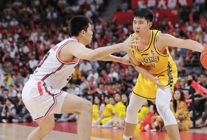 抱摔肘击夹手臂 球迷调侃追梦看了要流泪_任骏_胡金秋_防守