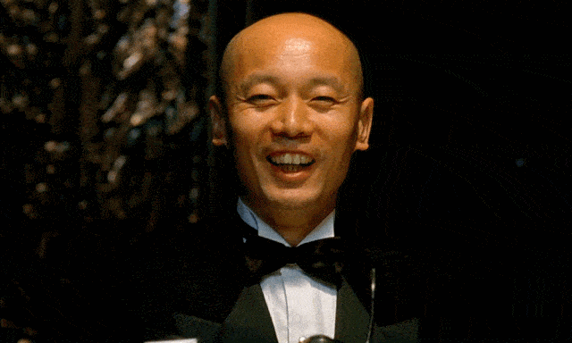 《我爱我家》是一部脍炙人口的家庭喜剧,葛优在剧中扮演的纪春生是一