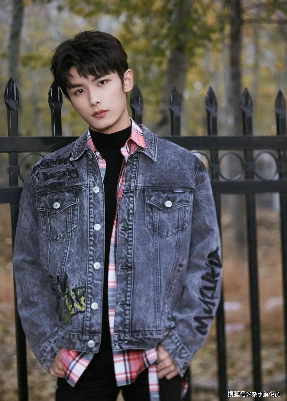 25岁男星因陪睡丑闻上热搜,4年前被爆料,发文道歉否认录音档_赵弈钦