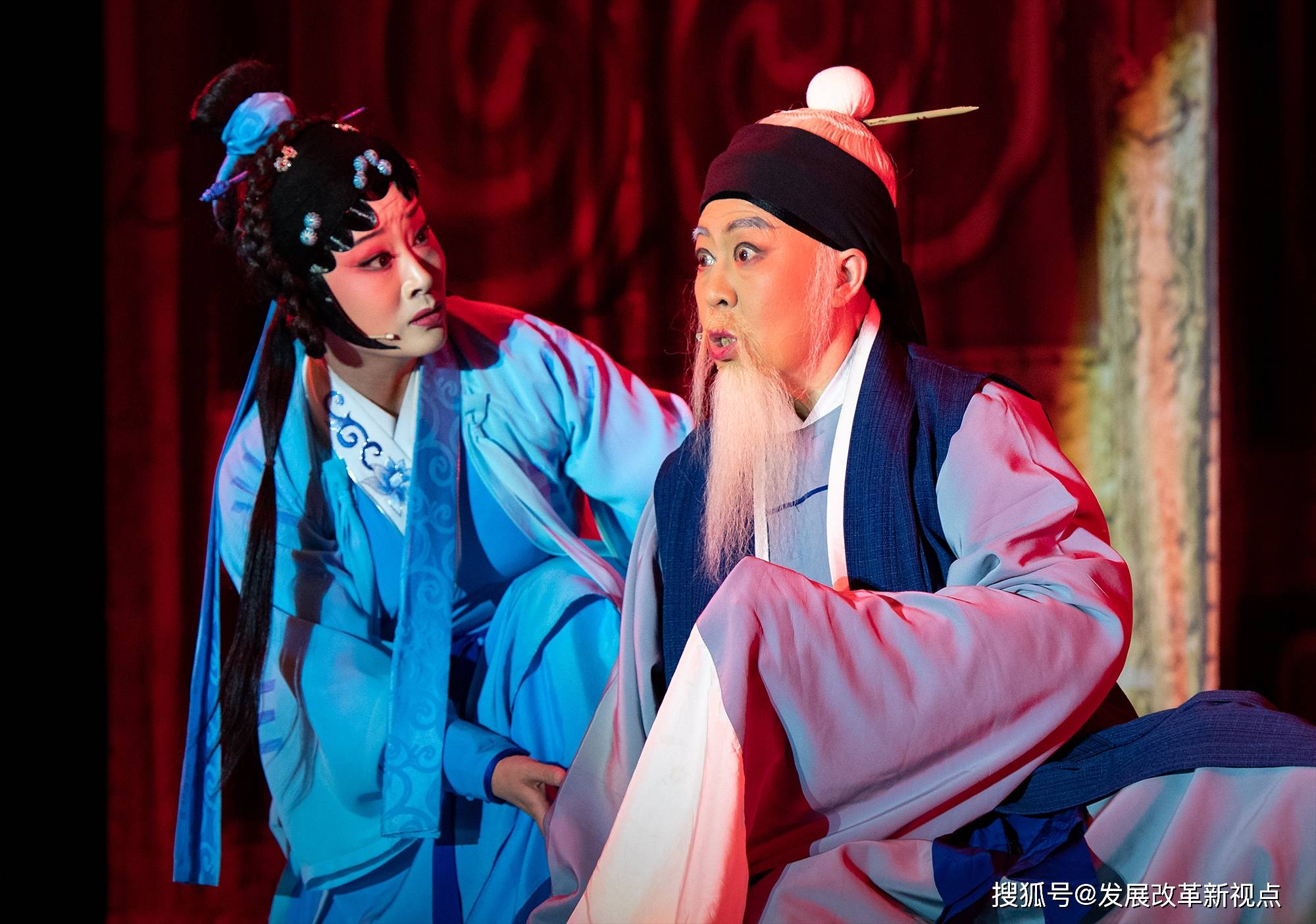 清风养正气,育人于无声:新编廉政晋剧《褚鈇督漕》在左权县巡演_观众