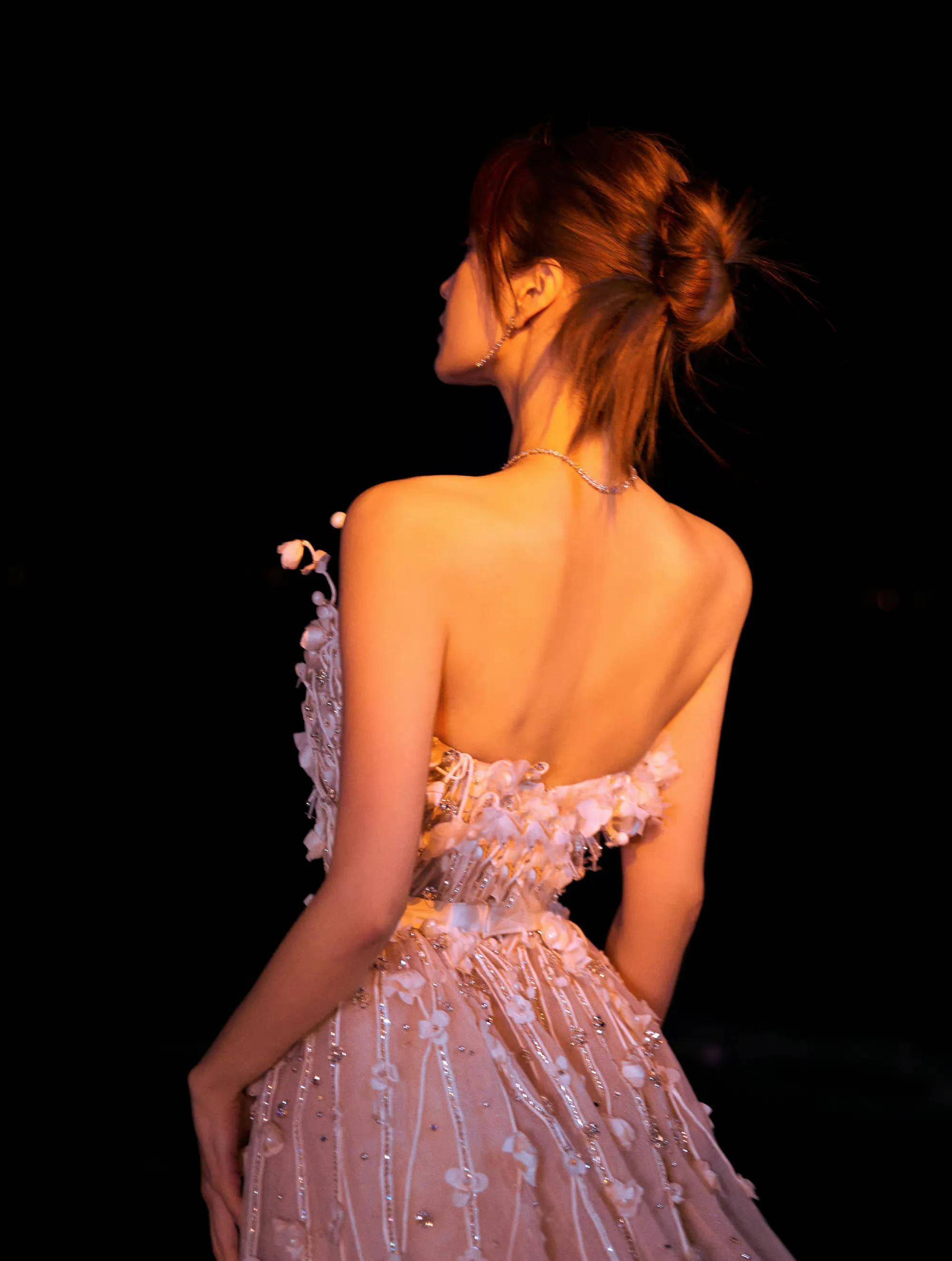 angelababy烟火流光夜海大片 一袭薄纱抹胸裙勾勒曼妙身姿 梦幻唯美