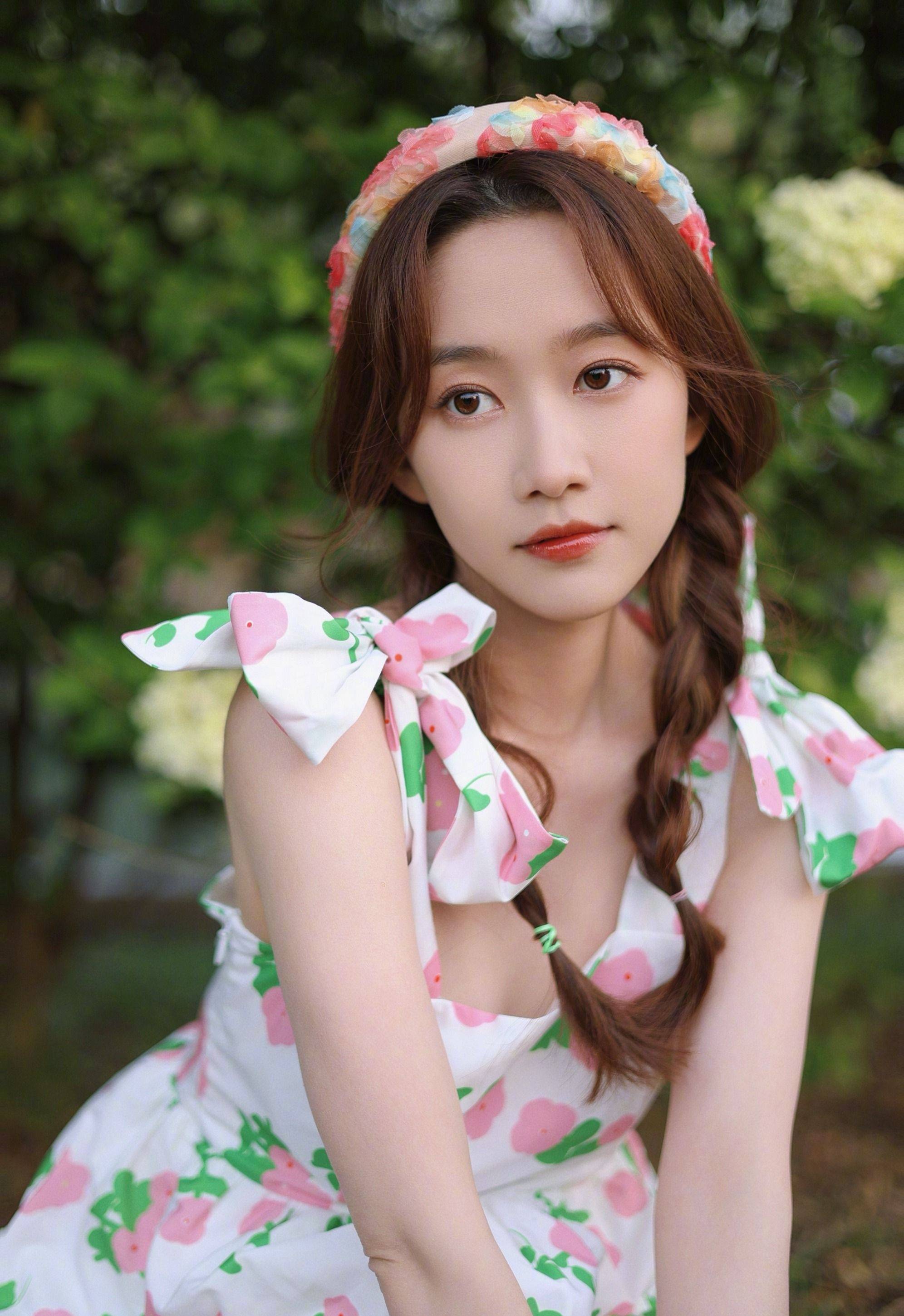 刘美含碎花连衣裙活力写真_初恋_女孩子_网友