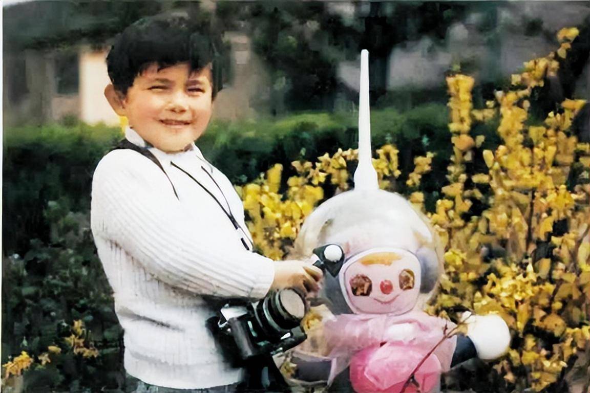 他是80年代最红的童星,成年后曾在餐厅端盘子,父母离世至今单身_方超