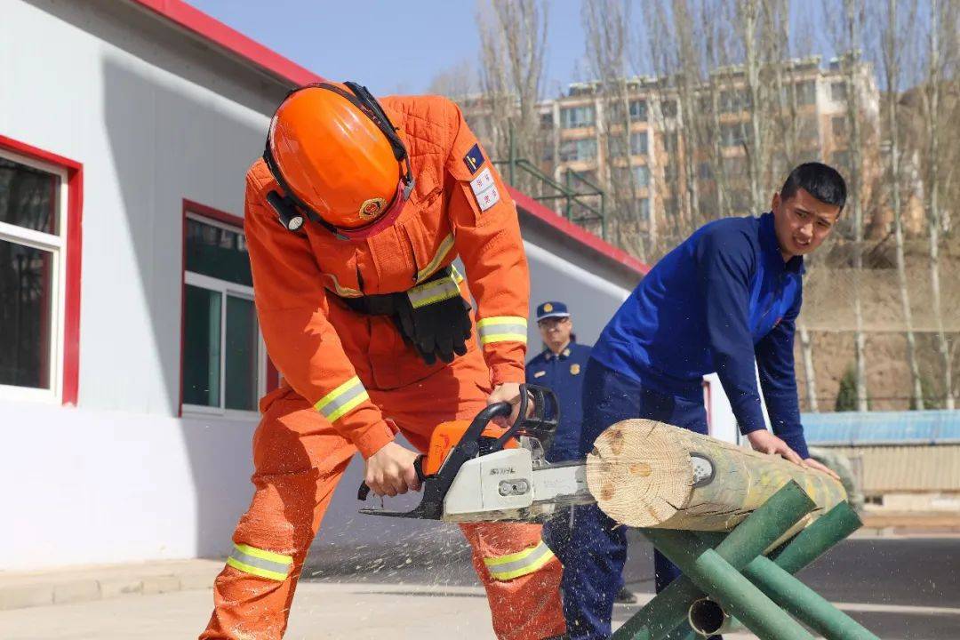 按照"单项求突破,综合求发展"的思路,考核组对绳结制作,倍力系统制作
