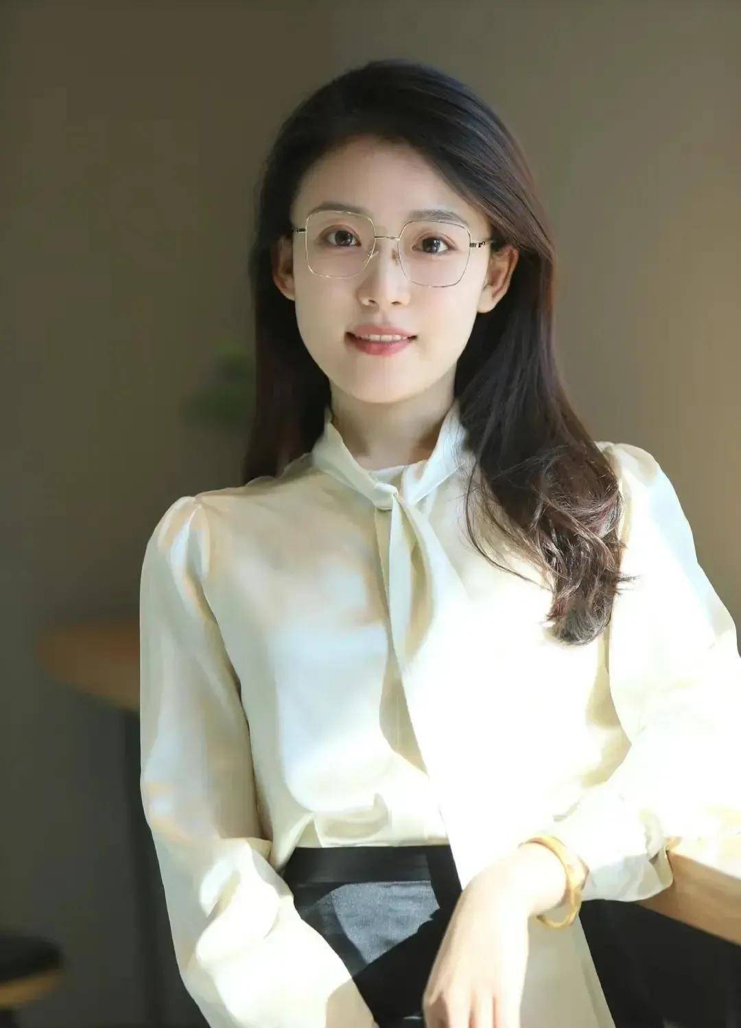 小波浪卷秀发飘飘戴着无色眼镜整个人显得知性优雅符合东方美女的