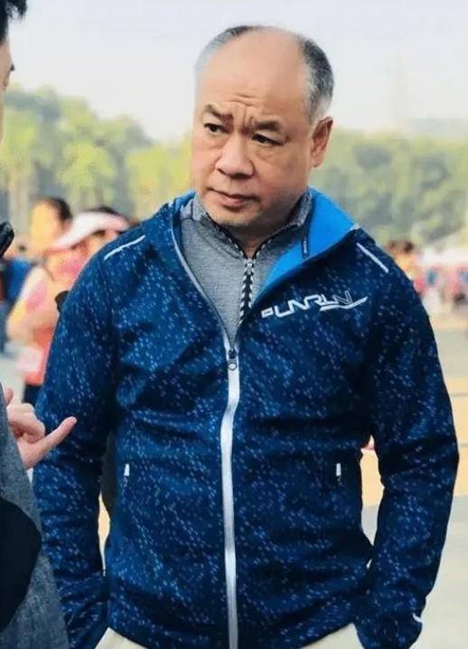 60岁头发全白还秃顶,远不如68岁王大佬显年轻_服装_身材_男性