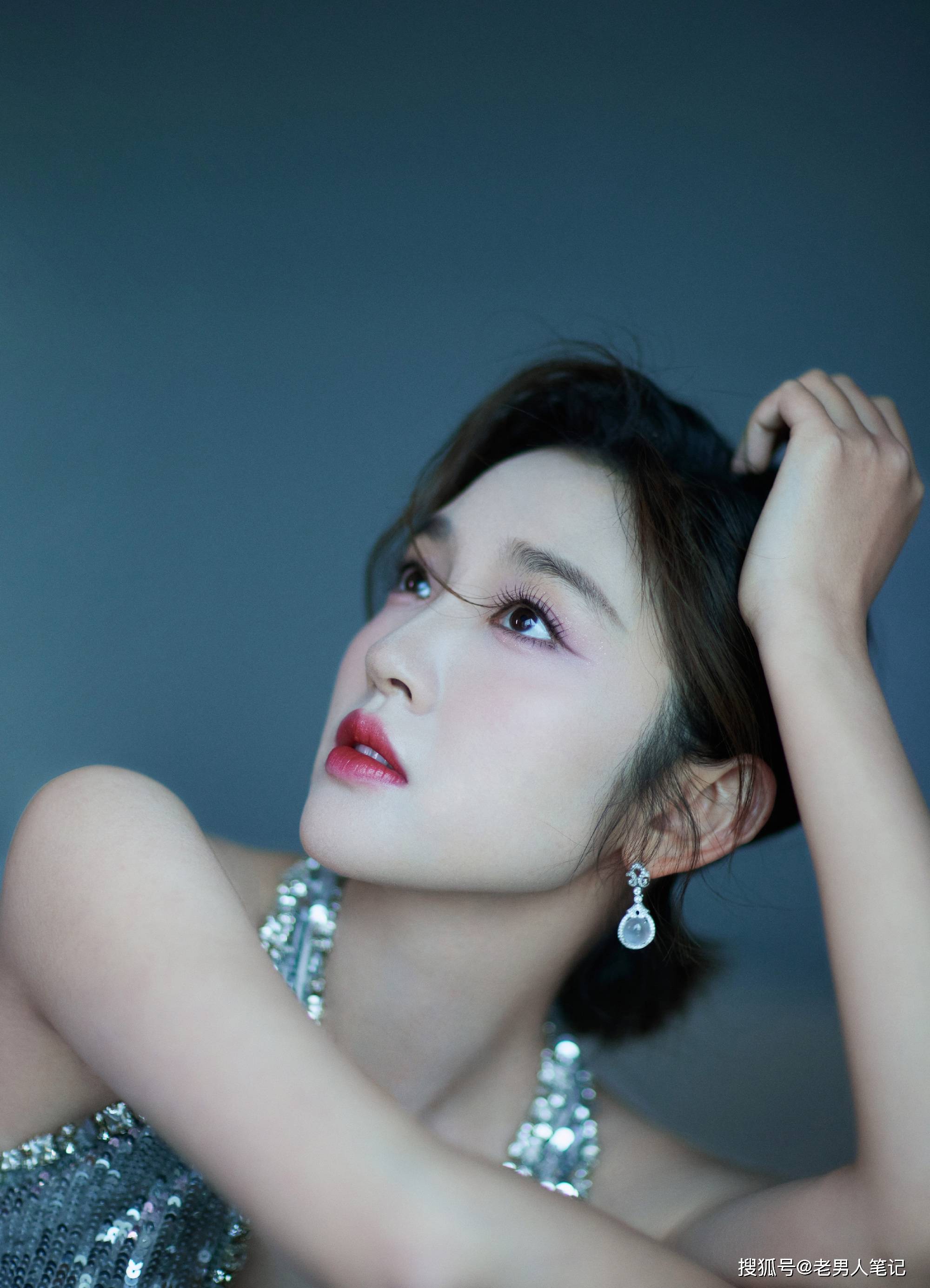 艺昕紫色眼妆,搭配挂脖深v亮片长裙,颜值身材好美好辣_时尚_造型_电视