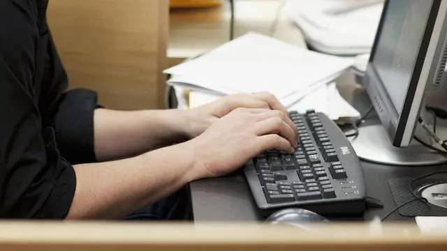 企业就业人员周平均工作48.7小时,谨防过度加班压垮打工人
