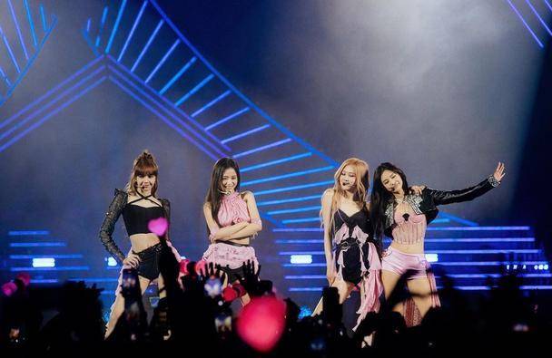 舞台魅力强大,jennie激动落泪_表演_观众_jisoo