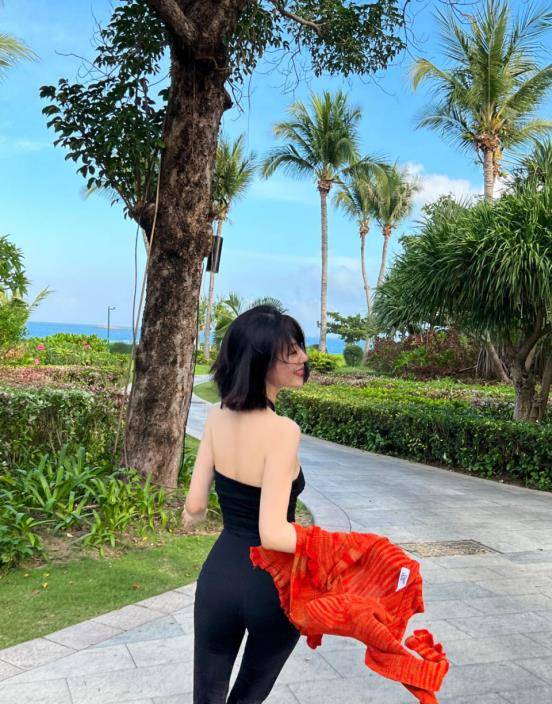 look2:吊带上衣 紧身裤而在李溪芮这一整套服装的穿搭之中,所表达的