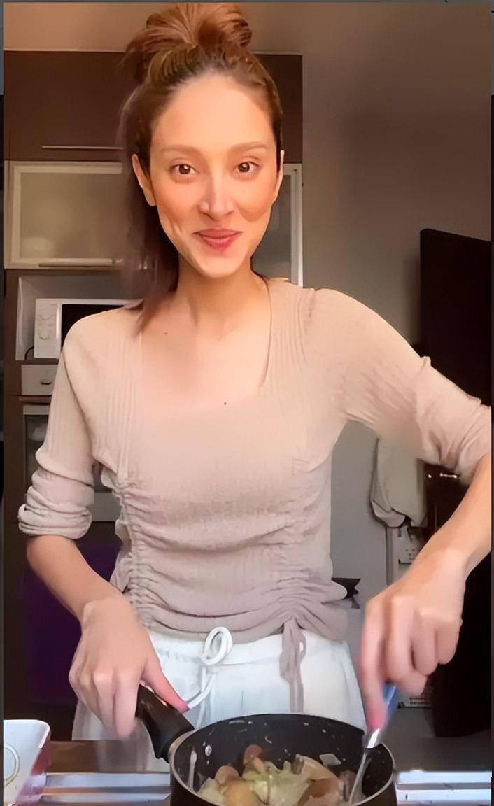 短视频中,陈凯琳素颜出镜,身穿露脐上衣搭配休闲短裤.