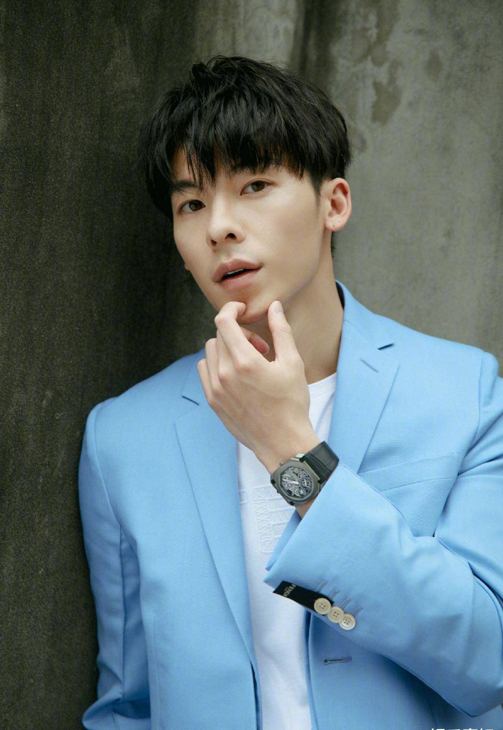 许光汉最新写真释出,蓝色西服,干净,治愈,帅气,清俊男友气质_造型_穿