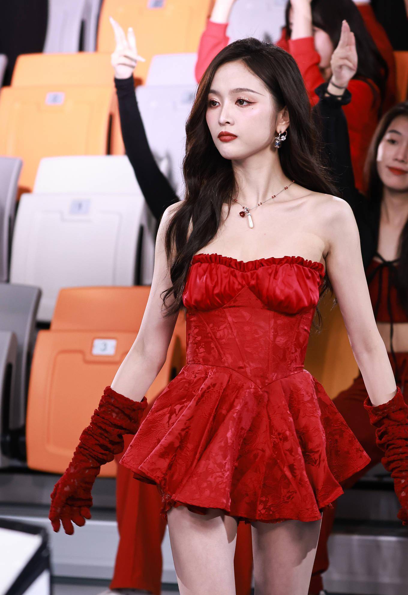 吴宣仪身穿红色抹胸短裙秀身材,笑容灿烂,元气满满,网友:好迷人_时候