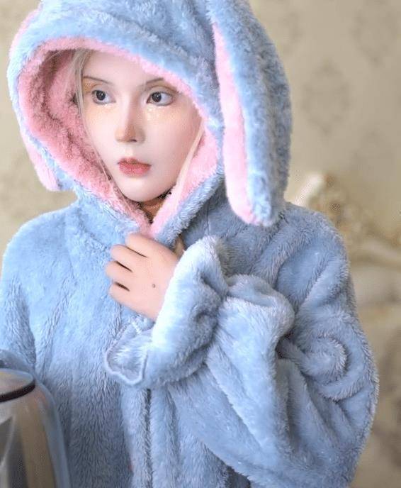 芭比娃娃迪丽拉素颜照流出,皮肤吹弹可破,看到双眼皮:大的真过分_模样