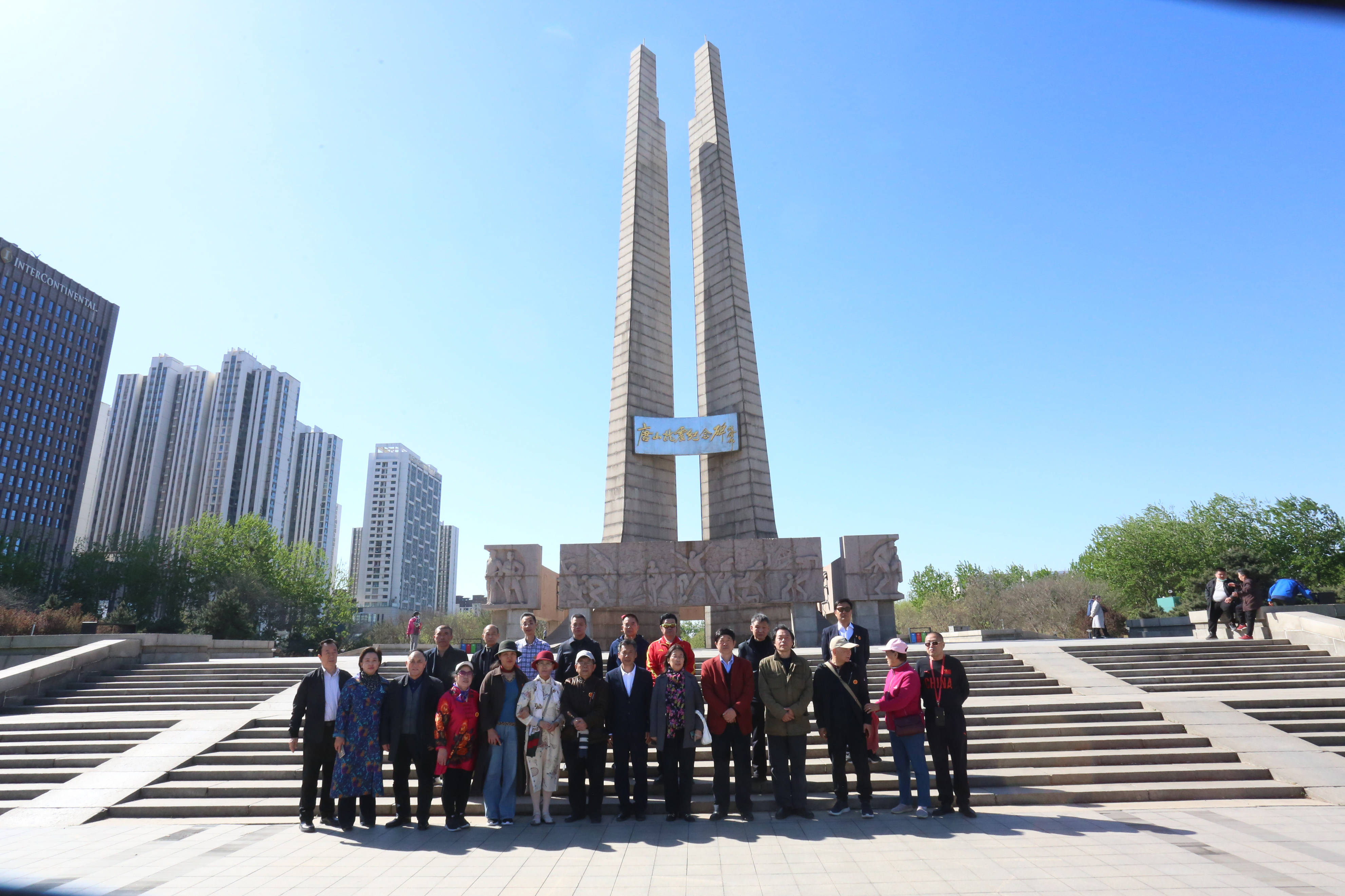 唐山抗震纪念碑广场1986年7月建成,位于市中心文化路和新华道交口的