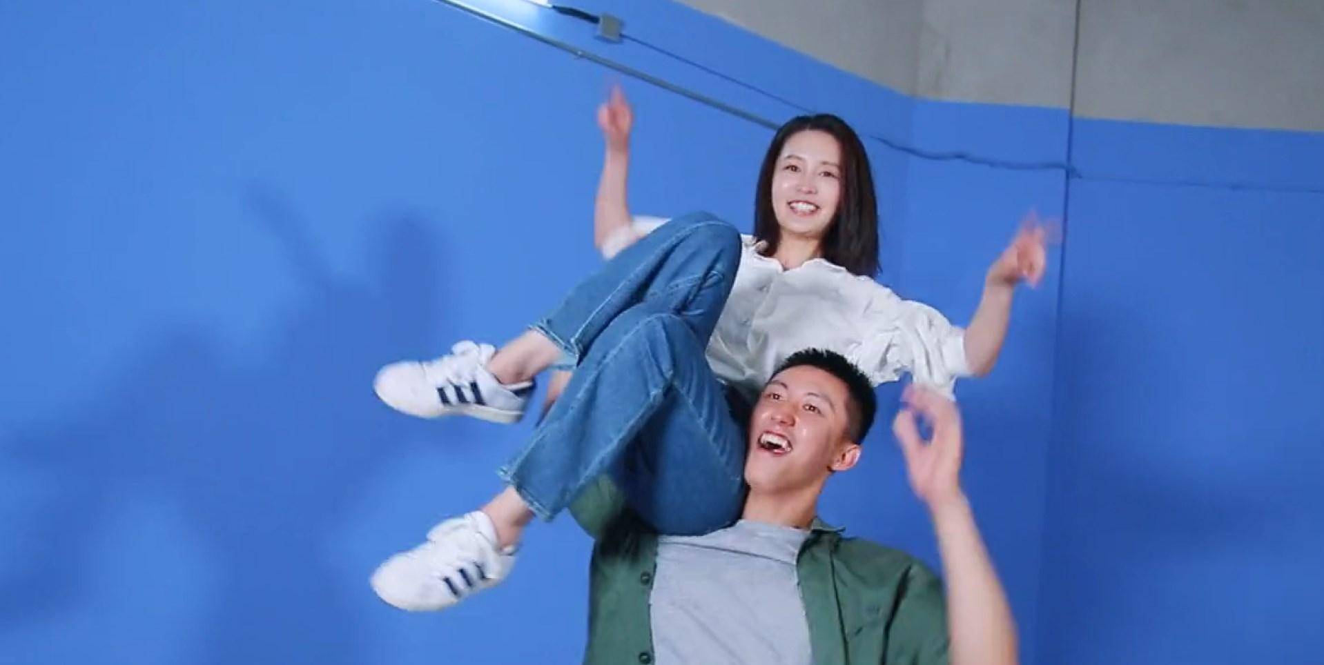 演员避嫌,看人点菜,金晨可不想一直盯着张继科,杨紫暖心打电话给小张