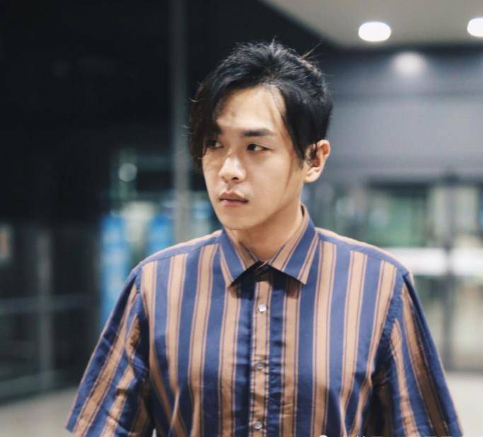 张若昀扎着小辫子,臃肿的身材已经变成了中年胖大叔,网友:唐艺昕很强!