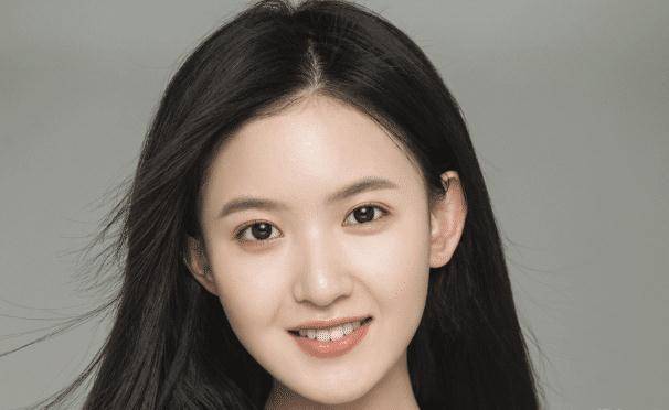 长着一张娃娃脸的季美含,给人第一印象特别好,自带初恋气质_时候_影视