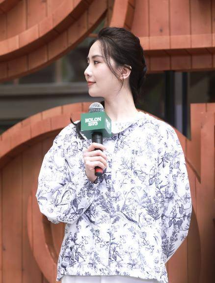 36岁刘诗诗现身上海!单马尾尽显青春活力,肌肤白皙如18岁少女!