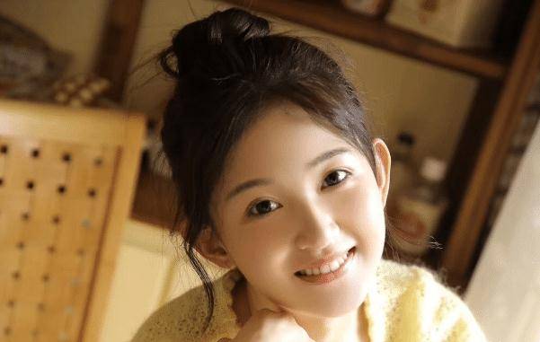 长着一张娃娃脸的季美含,给人第一印象特别好,自带初恋气质_时候_影视