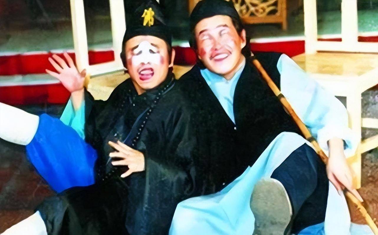 也没有题材,偶然间看到街头的灯笼,两人一琢磨,决定改编《大观灯》