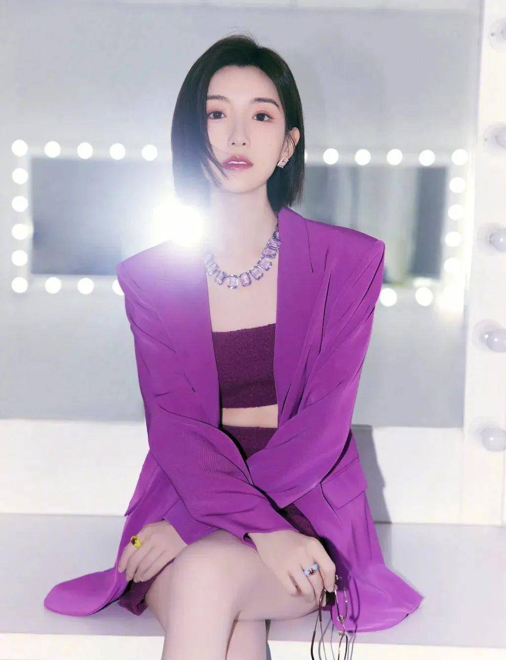 毛晓彤太撩人了,身穿黑色职业西装,性感妩媚,穿出秋日的氛围感_造型