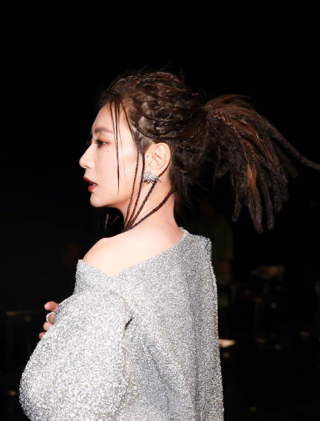 45岁贾静雯换了新发型,卷发刘海老了10岁,连他自己都忍不住吐槽_辫子