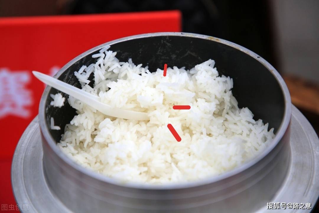 李磊回到家时径自去厨房盛了饭吃起来,他发现今天的饭有点发红,味道也