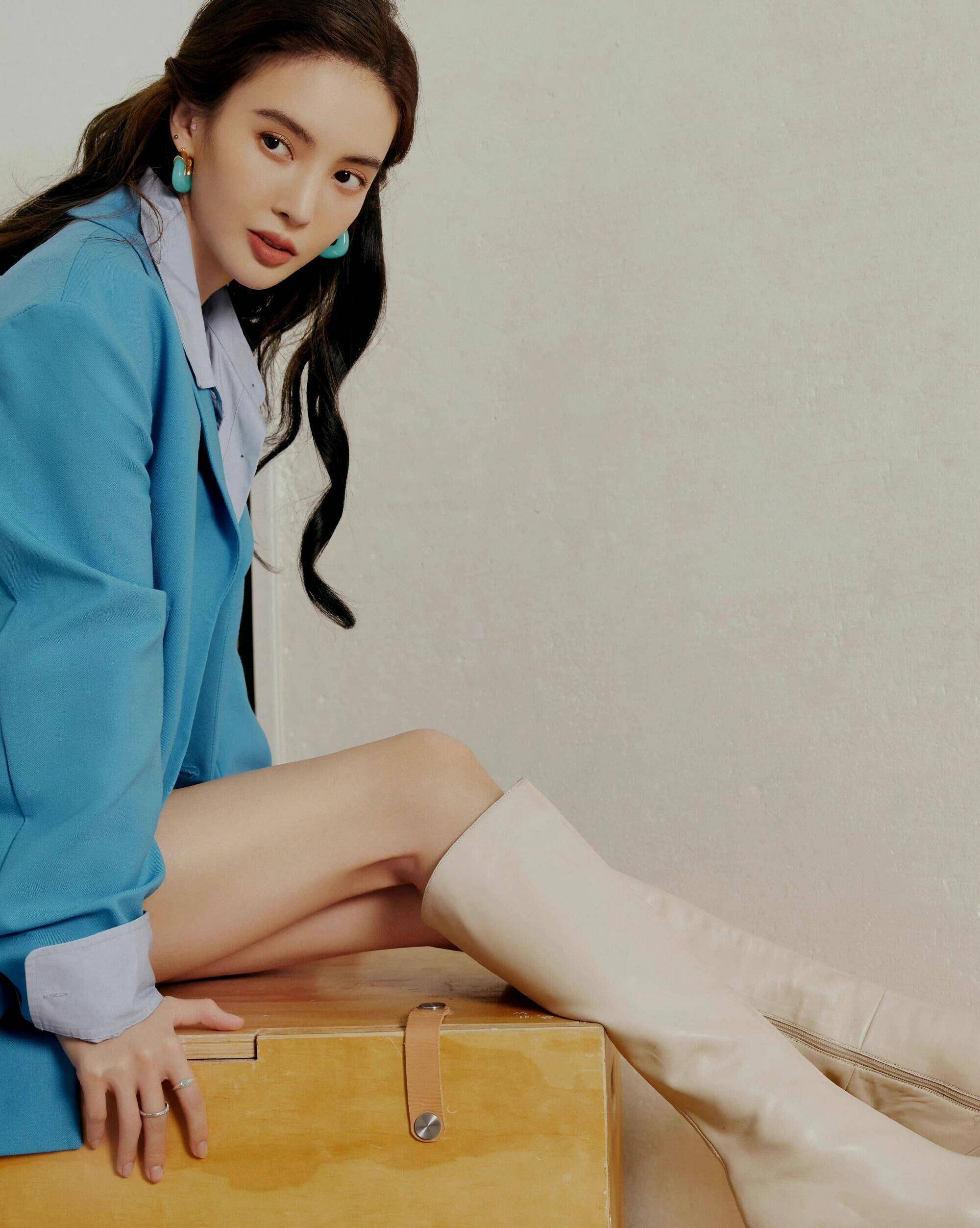 金晨是真漂亮用一分裤配长靴显得腿又细又长