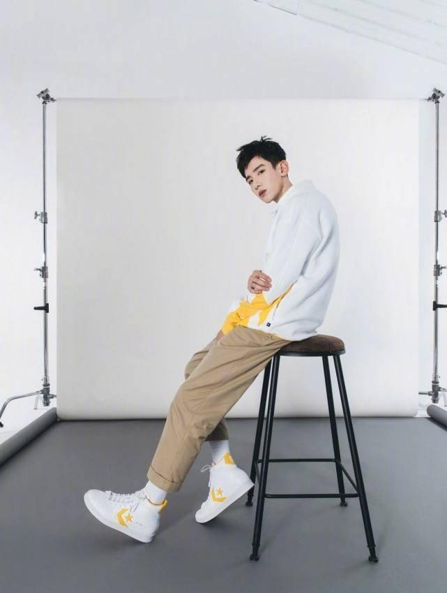 白敬亭酷爱穿匡威?阳光大男孩系穿搭,看完我都爱了_鞋子_黑色_白色