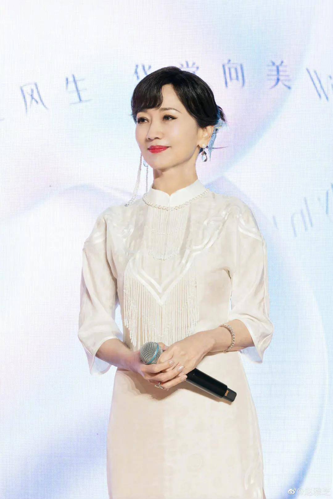 70岁的赵雅芝近照竟然还是这么美,她有什么秘诀?_时尚_白色_旗袍