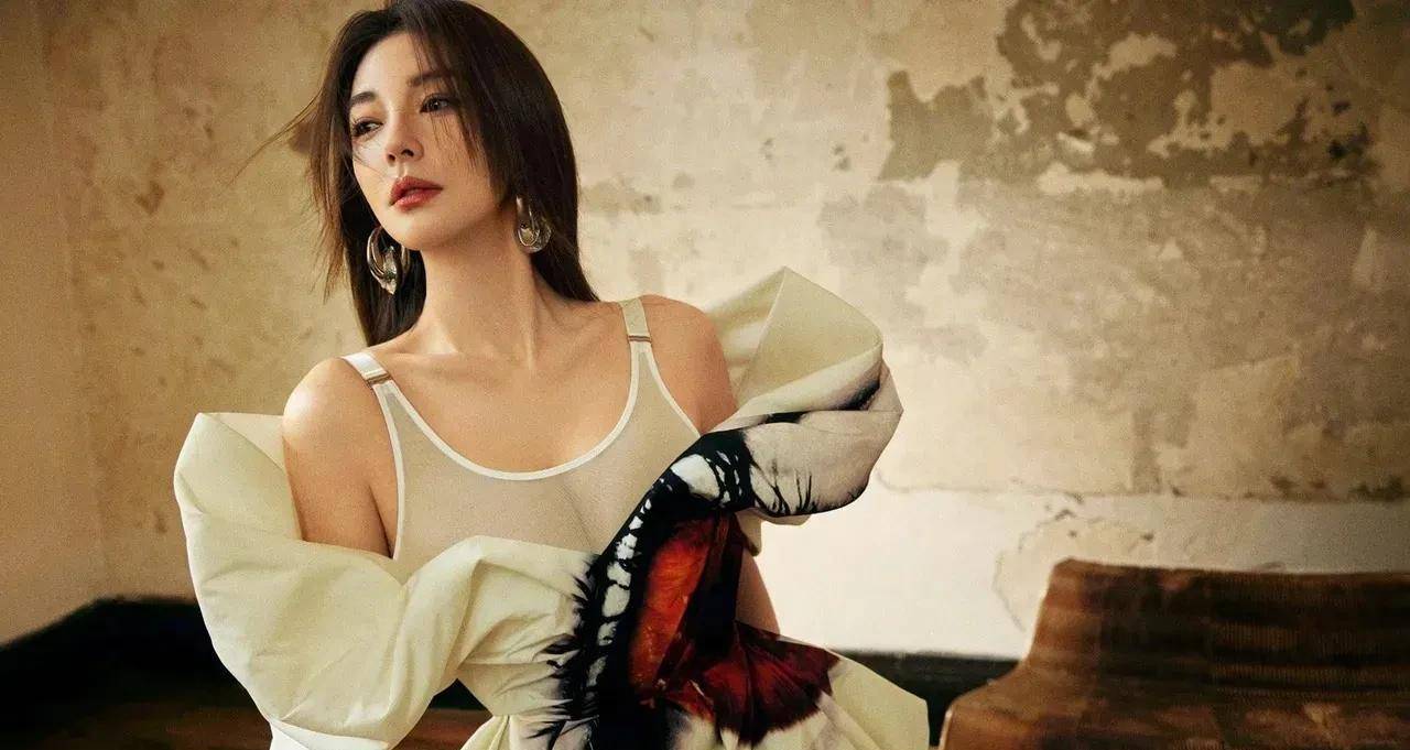 凹凸有致/前凸后翘,已经不足以形容其身材的优势,挺拔而饱满的胸部,是