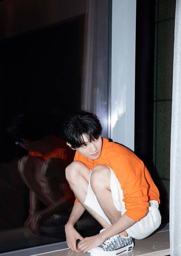 王俊凯的直男坐姿火了,双腿呈"倒l型",身高不足1米75模仿不来_造型