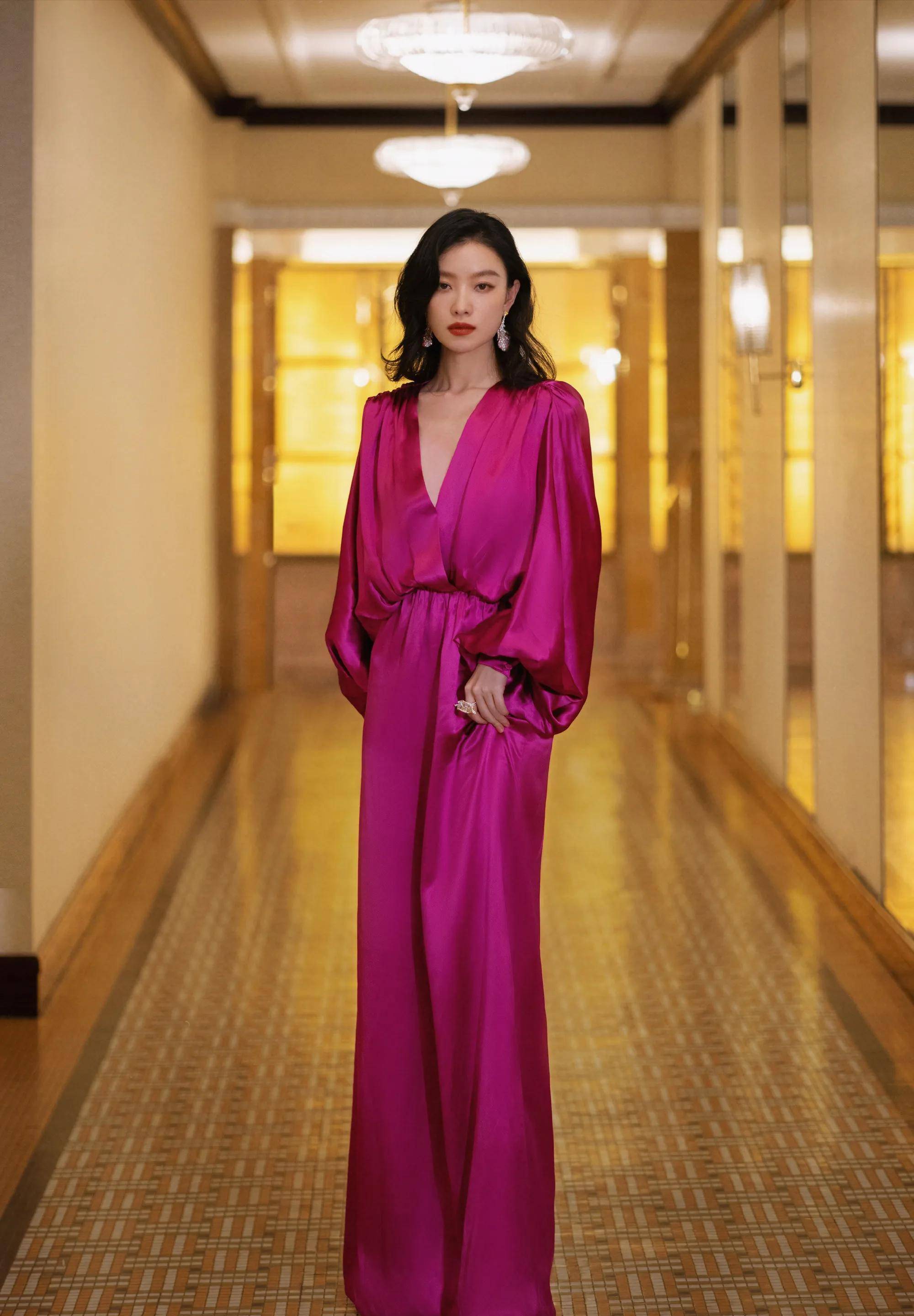 倪妮玫红色深v长裙写真,华丽复古,美艳明媚_设计_女王_大气