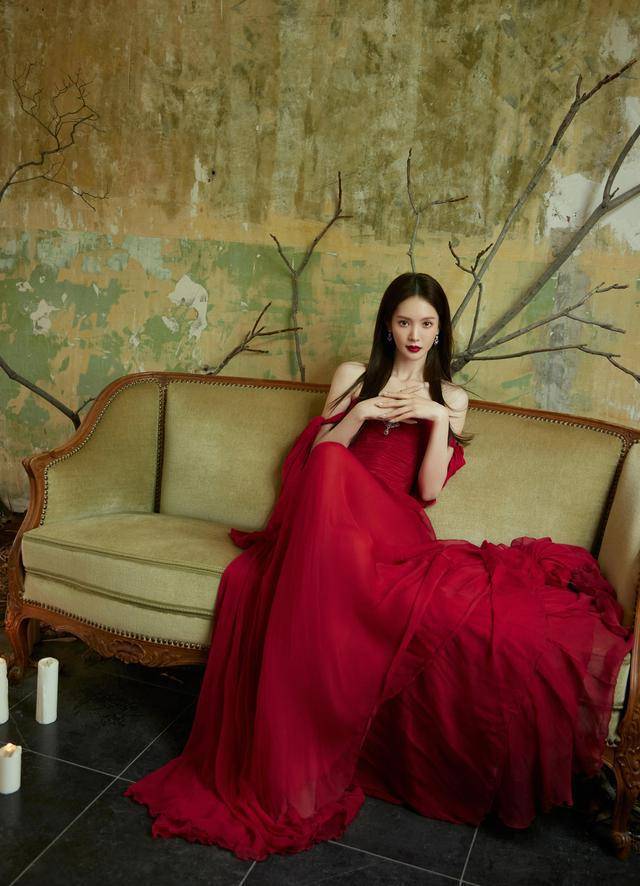 《楚汉争雄》虞姬金晨现身电影节,一袭红色抹胸长裙,宛如美人鱼