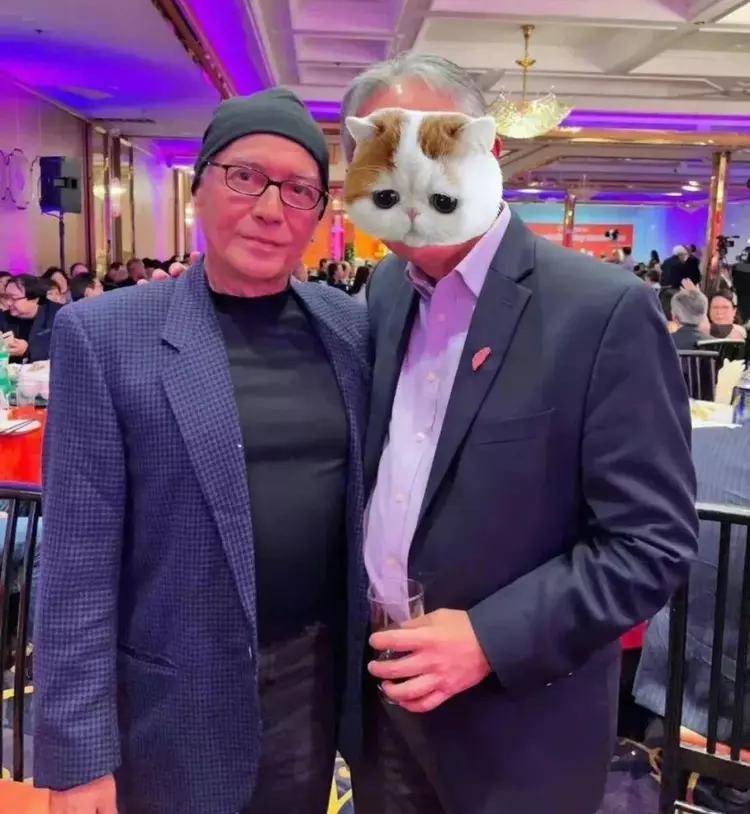 在晚宴上拍摄的尊龙合影,能够看得出来尊龙作为年近古稀的老人,身上所