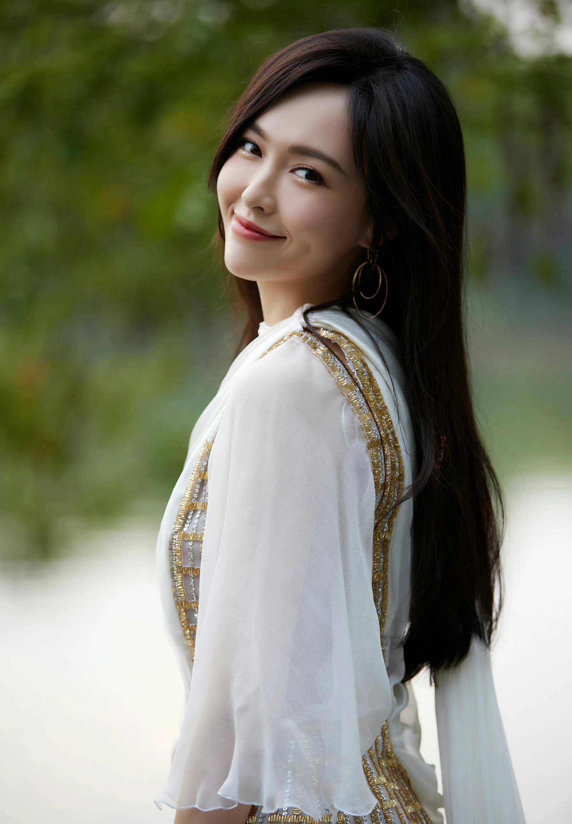 唐嫣生娃后更美了,金色短裙配长纱大秀美腿,尽显优雅动人的气质_造型