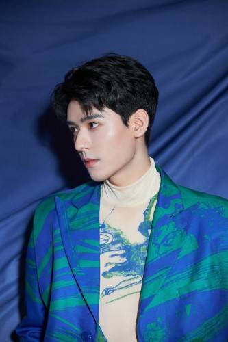 在商务方面更不用多说,一个代言接着一个,很多也是和张哲瀚的双人代言