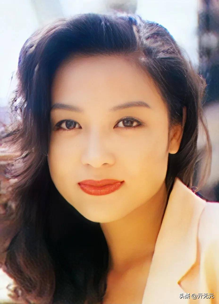 1988年亚军:陈淑兰 冠军:李嘉欣 季军:张郁蕾李嘉欣的标签是"史上最美