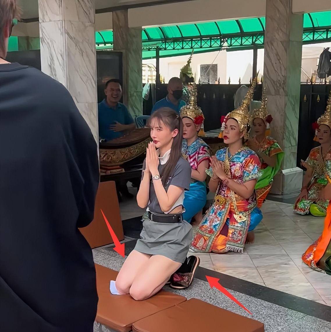 金晨泰国拜佛引争议,穿短裙露大腿全程嬉皮笑脸,网友斥其没诚意_穿着