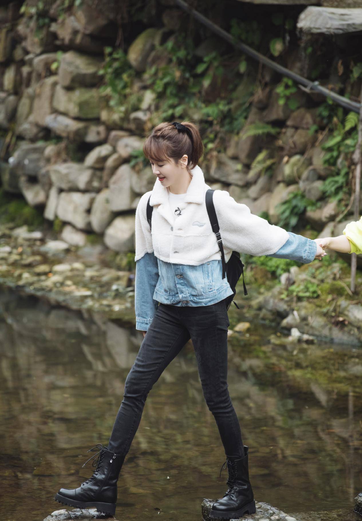 被称为氧气美女,45岁左小青气质依旧,打扮年轻又不失知性感_白色_卫衣