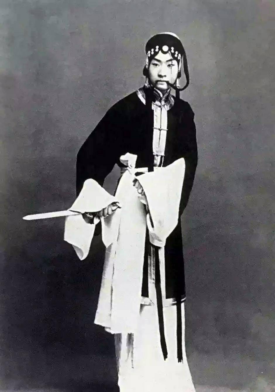 吸引人的原因是:情感和技巧都达到了非常高的水平_人物_申雪贞_京剧