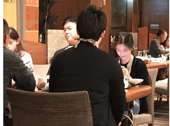 之后,一位网民在评论区拍了章泽天和丈夫刘强东吃饭时的照片,章泽天穿