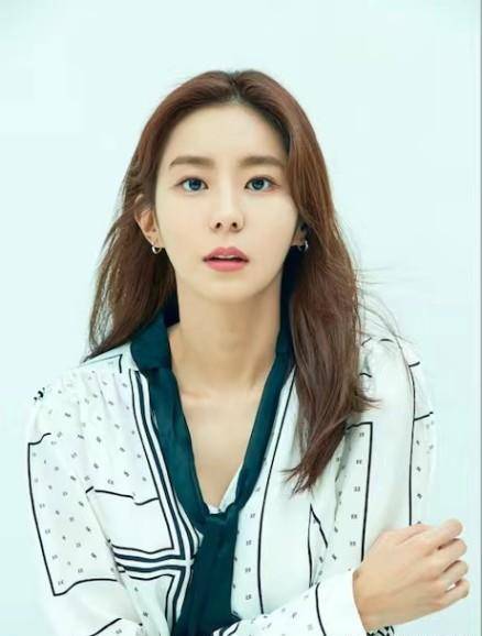 国外"国民蜜大腿"uie金宥真为减肥有多拼,8年坚持每天只吃一餐_身材