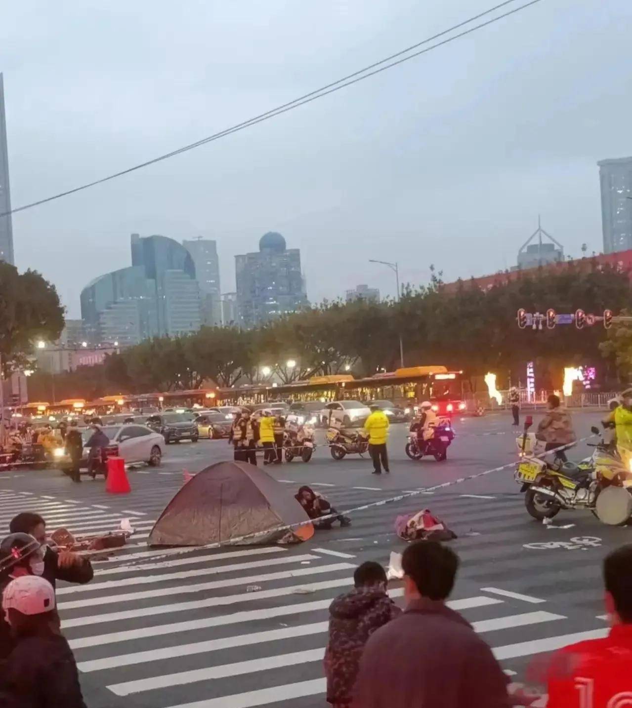 广州男子为发泄情绪故意大街撒钱，开宝马撞人致5死13伤被判死刑（广州男士养生馆招聘信息）