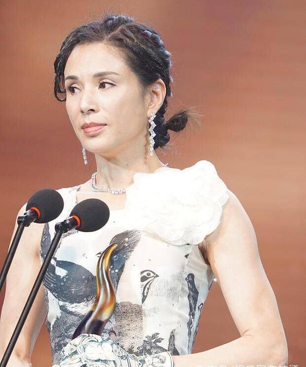 "小龙女"李若彤近照皮肤开始松弛青筋暴鼓笑起来出现双下巴_女明星