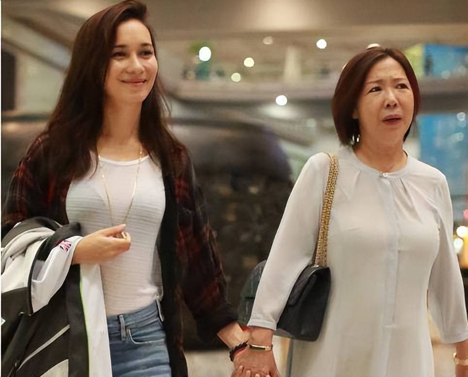 卢靖姗出发录制浪姐4,在机场用英文哄7个月的女儿,婆婆一路随行_韩庚