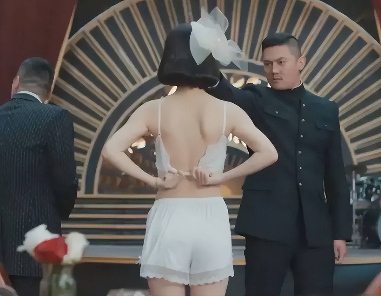 陈小纭新剧《薄冰》被逼脱衣,好身材被看光,网友看完好心疼_旗袍_日本