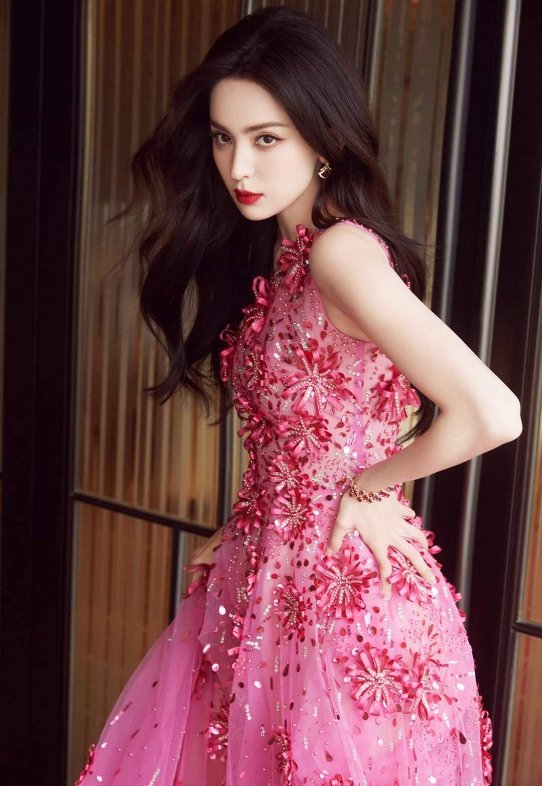 古力娜扎斜胸装惊艳亮相北京电影节红毯_图片_来源_社交